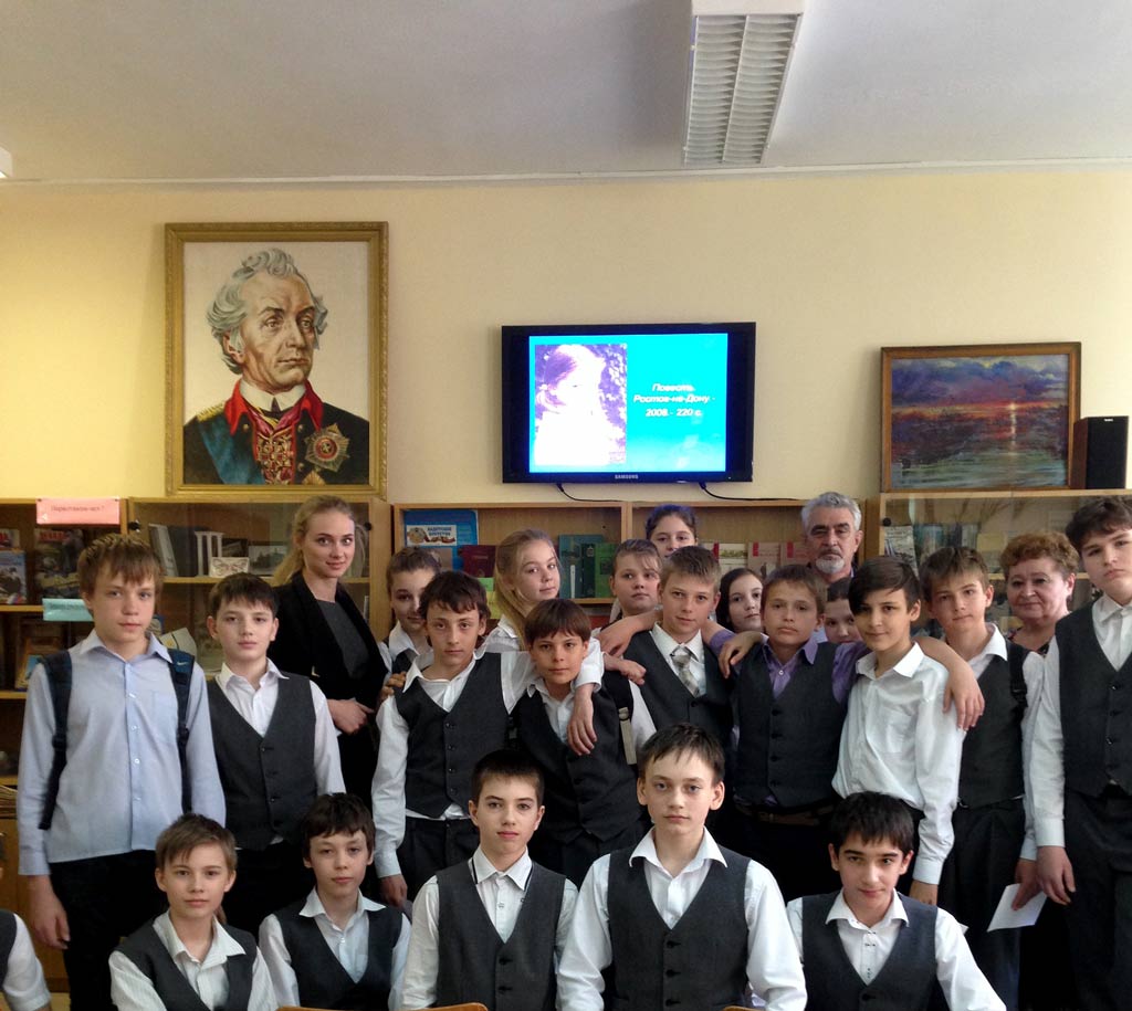  Вениамин Ефимович Кисилевский и учащиеся 78 школы. (фото из архива библиотеки) 