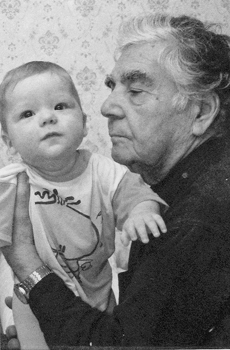 Николай Матвеевич Егоров с младшим внуком Ярославом