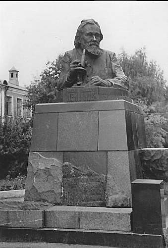 Нажмите для увеличения. Памятник И.И. Мечникову в г. Санкт-Петербурге