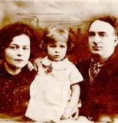 Нажмите для увеличения. Светлана Юрьевна Гершанова с мамой и папой 1 год и 7 мес. Фото с сайта http://gershanova.ru/fotografii/ 