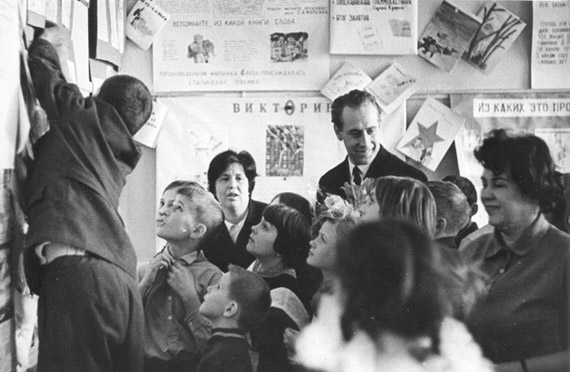 Нажмите для увеличения. Середина 60-х г.г. В гостях у читателей одной из свердловских школ. Фото с сайта www.rusf.ru