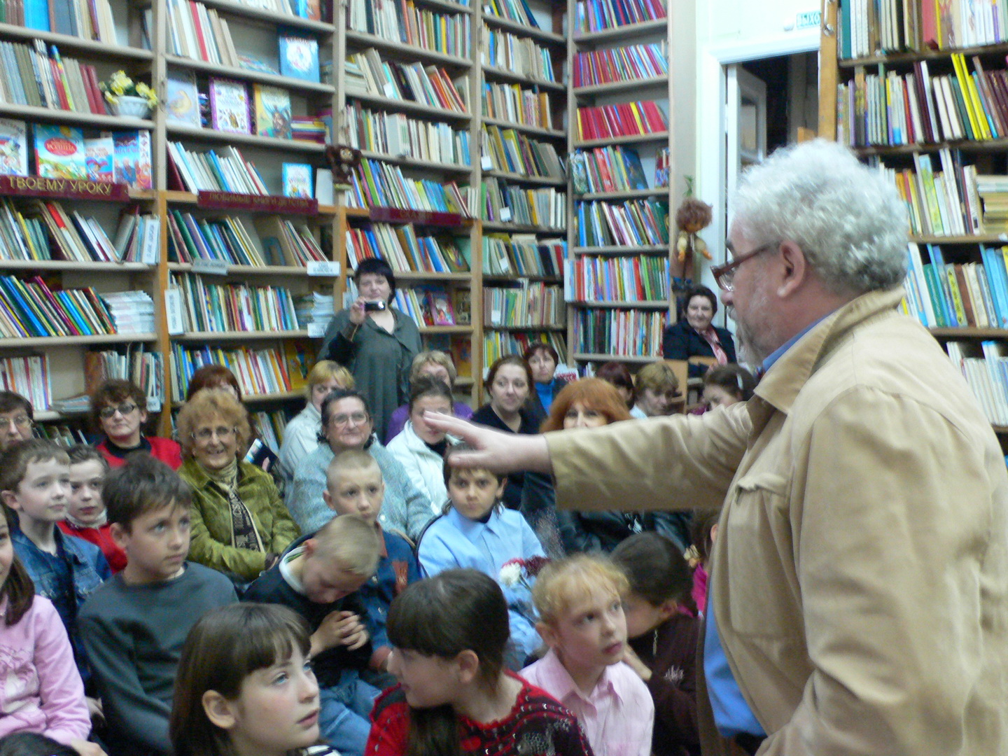 Нажмите для увеличения. В мае 2009 года Михаил Давидович посетил и нашу библиотеку – была организована встреча поэта с читателями.