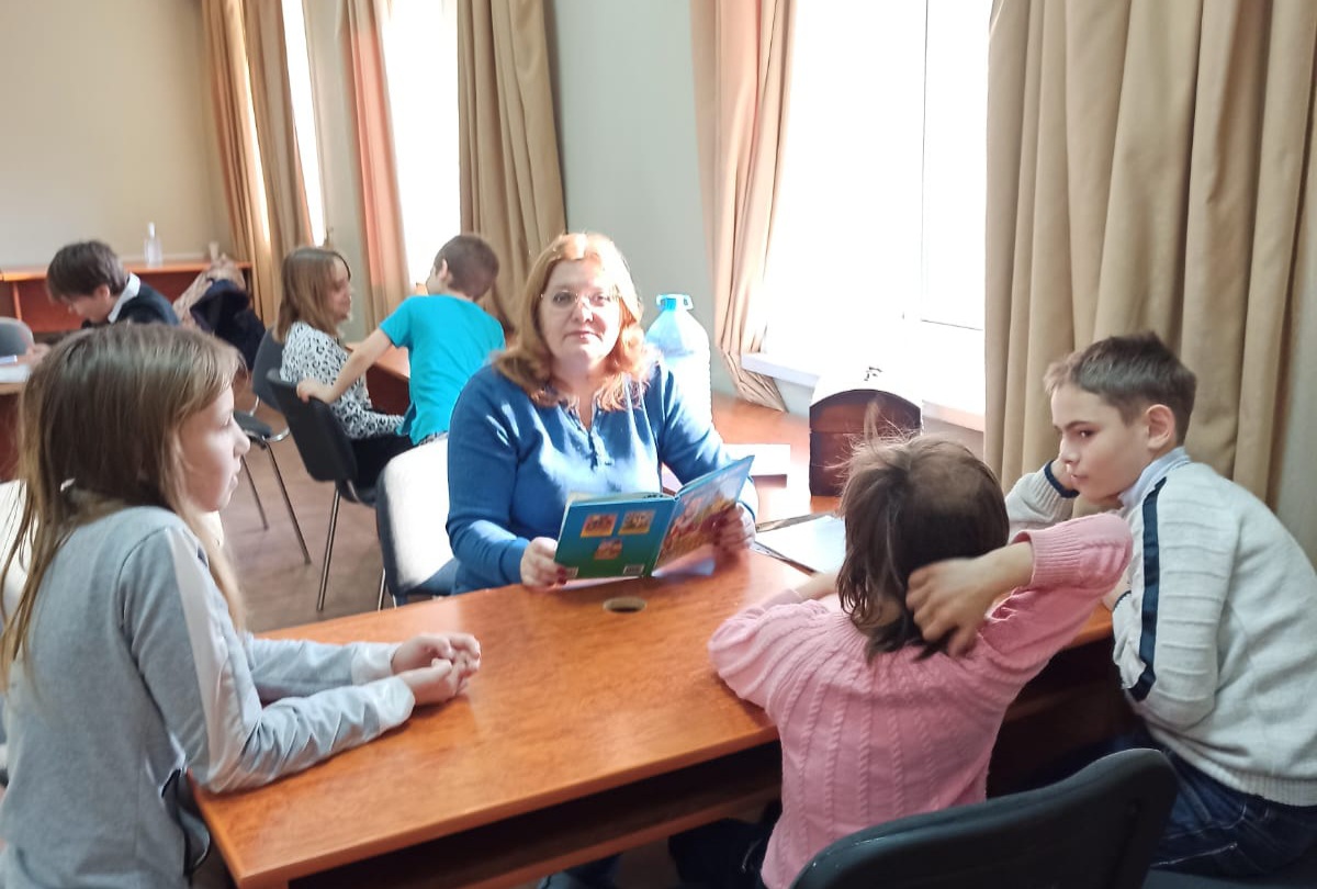 Нажмите для увеличения. Цикл библиотечных мероприятий для детей, прибывших из Донецкой и Луганской народных республик (фото из архива библиотеки)