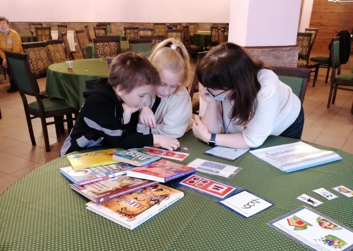 Нажмите для увеличения. Цикл библиотечных мероприятий для детей, прибывших из Донецкой и Луганской народных республик (фото из архива библиотеки)