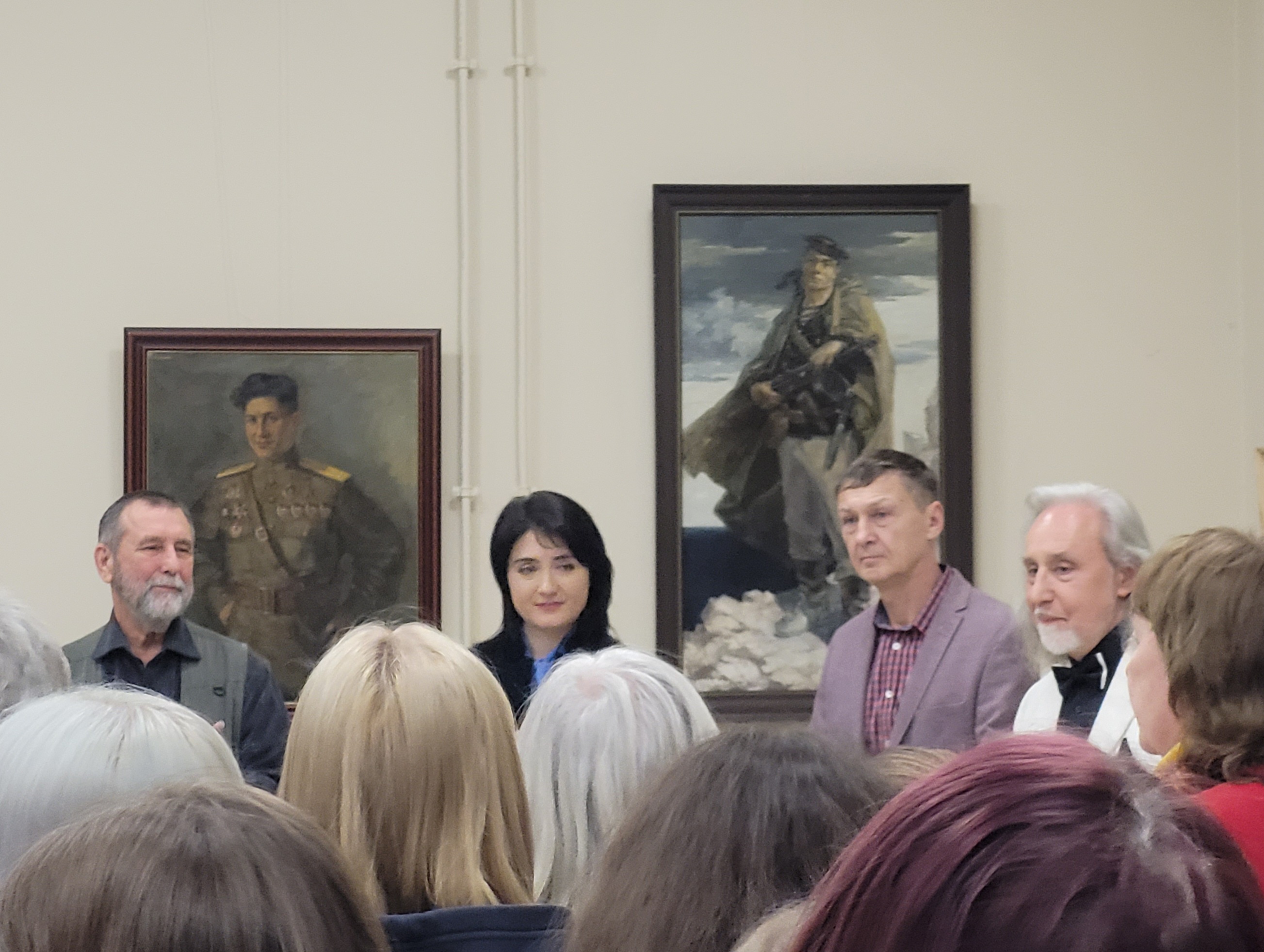 Напутствие молодым художникам (крайний слева – Р.Лукьянов, крайний справа – В.Величкевич). Фото Пугачевой Т.Л.