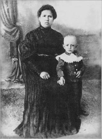 Миша Шолохов с матерью Анастасией Даниловной. 1909 г. Фотография с сайта sholohov.lit-info.ru 