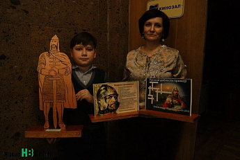 Илья Можаев со своей мамой Натальей. Мальчик трудился над работой, посвященной Александру Невскому, около недели.