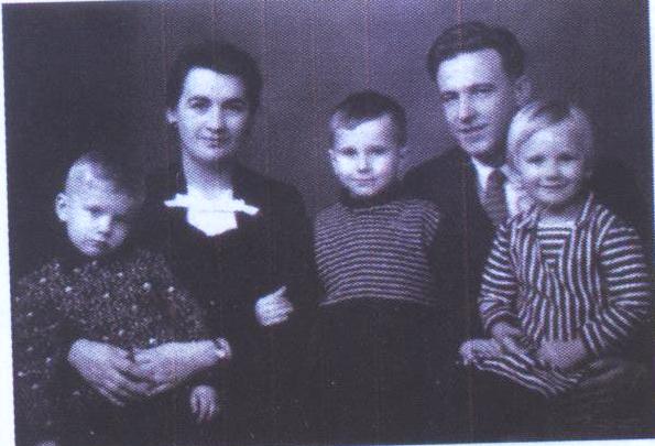 Вся семья в сборе. Миша (в центре), Гоша и Наташа. 1962 г. (фото из архива семьи Скребовых)