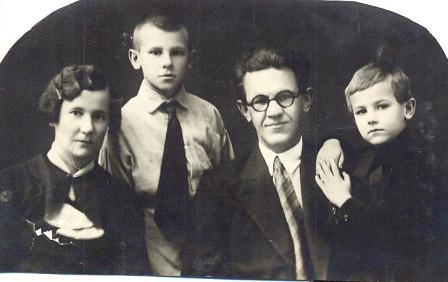 С родителями Ираидой Петровной и Михаилом Дмитриевичем и братом Юрием. 1938 г. (фото из архива семьи Скребовых) 